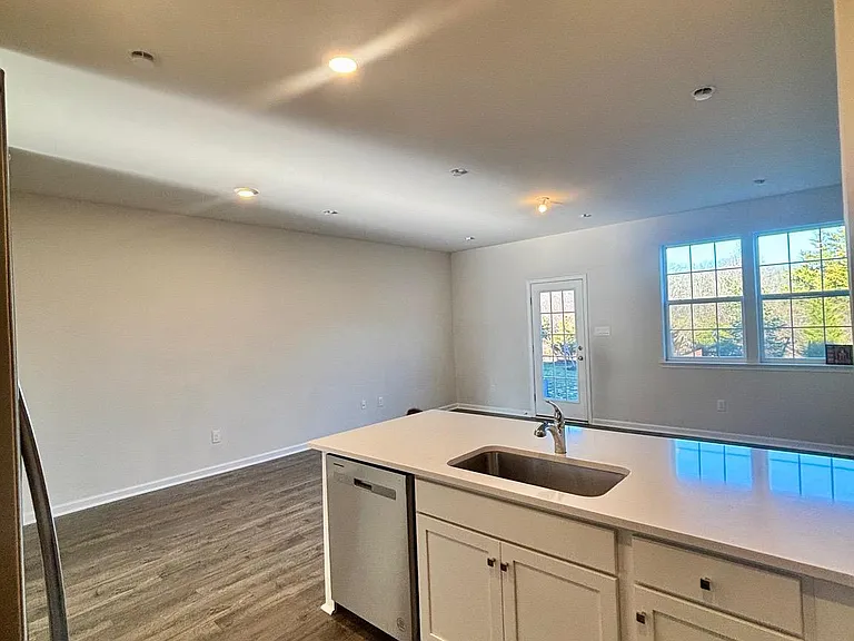 189 Mazzeo Dr — Photo 6