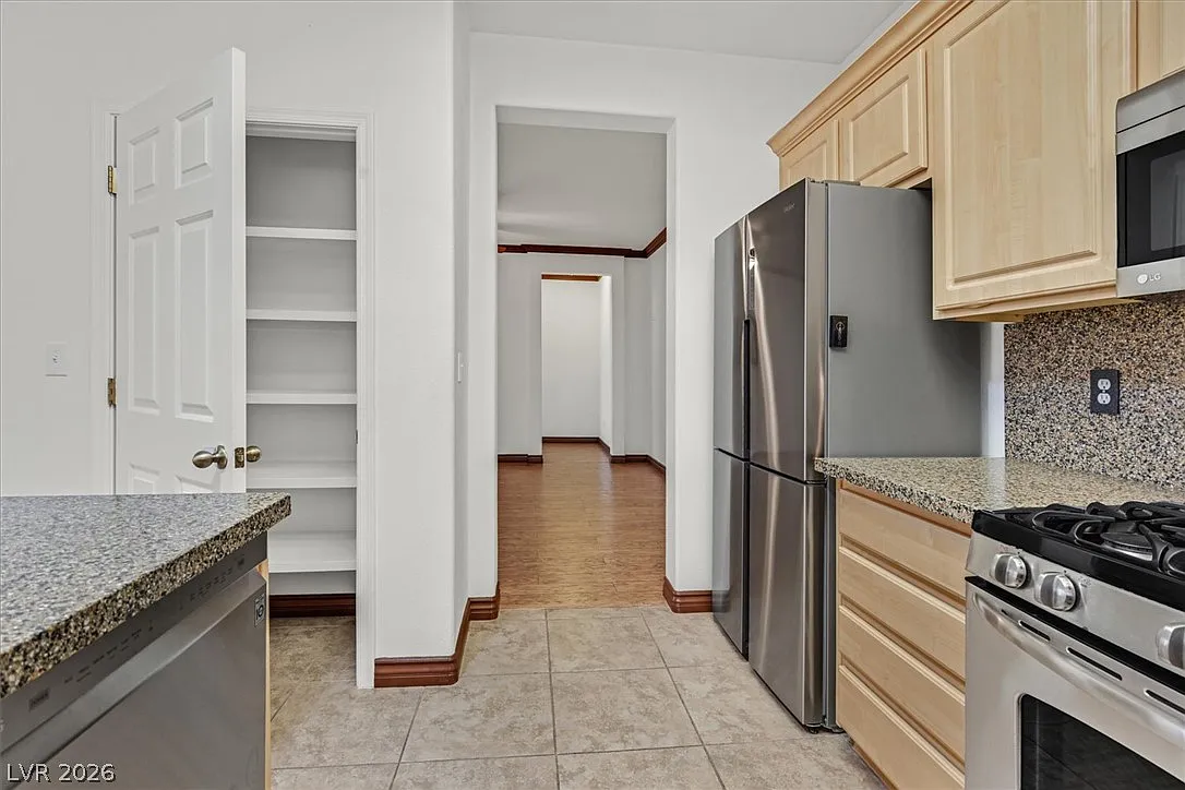 2 bed, 2.0 bath, 1418 sqft, $2,300 — Photo 4
