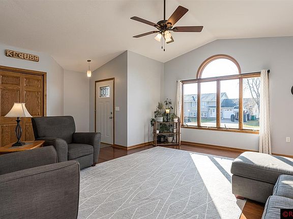 5th image of 218 Holly Ln