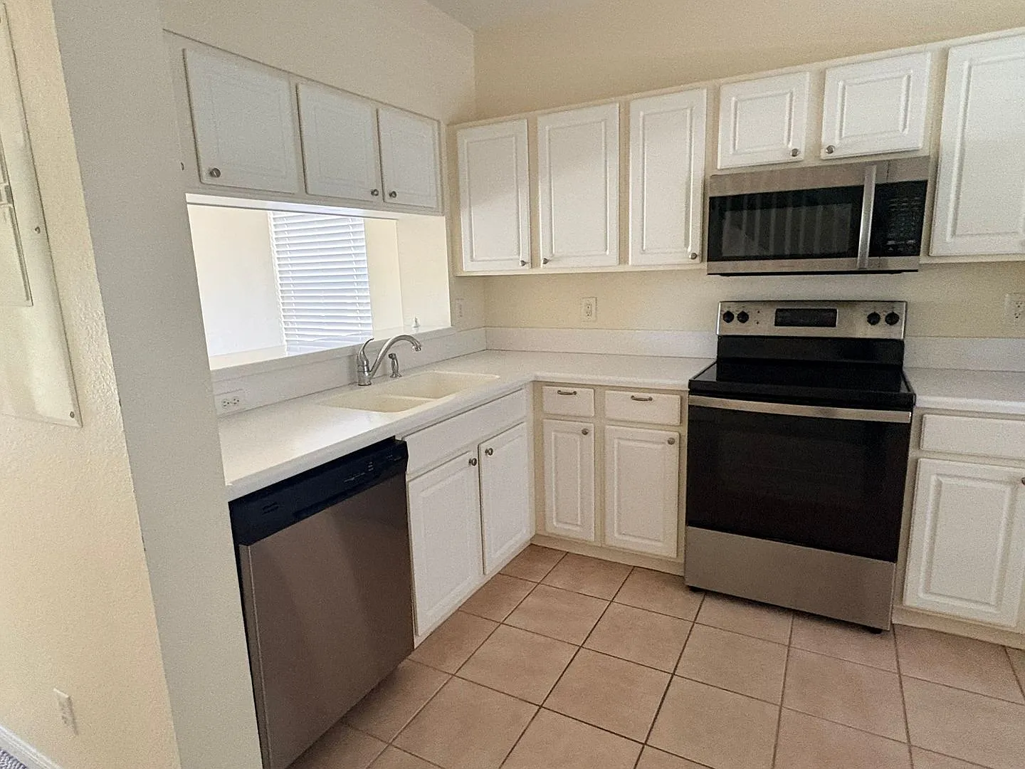 2/2.5 Townhome in Fort Myers for Rent — Photo 2