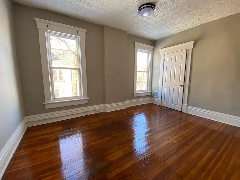 Middle bedroom