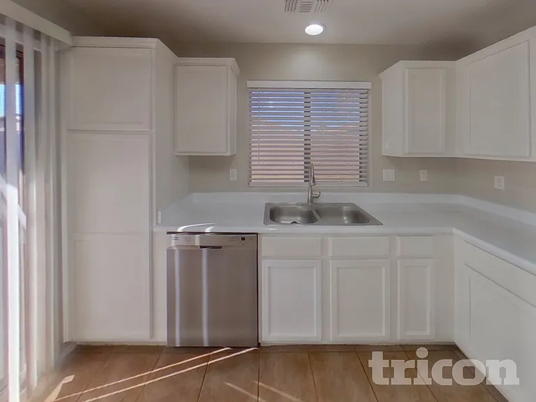 42309 W Desert Fairways Dr — Photo 4