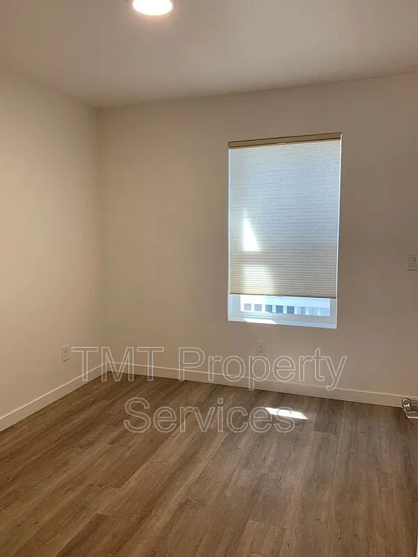 3 bed, 2.0 bath, 940 sqft, $2,700 — Photo 2
