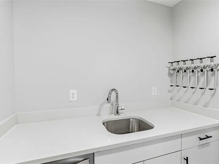 1332 W Gray St #5 — Photo 8