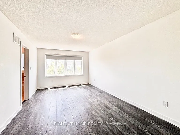 16 Blue Forest Cres — Photo 11