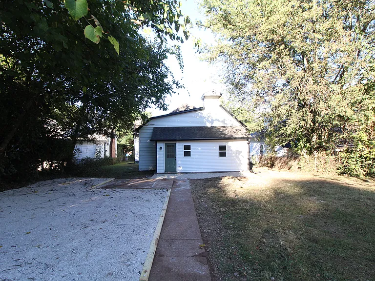 518 Cambridge St — Photo 16
