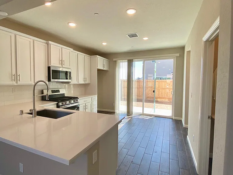 1102 Royalty Way W — Photo 4