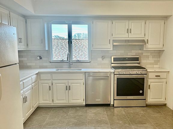 Beautiful Large Eat In Kitchen