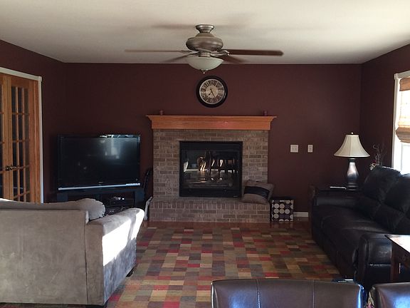Family room w/ gas fireplace