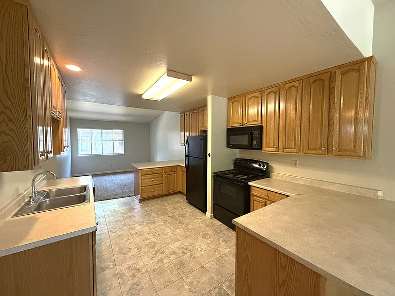 390 Ash St #4 — Photo 4