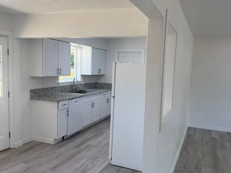 407 Oregon Ter — Photo 16