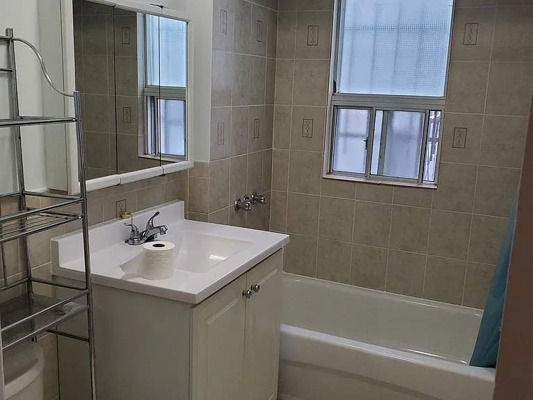 132 Castlefield Ave #101 — Photo 3