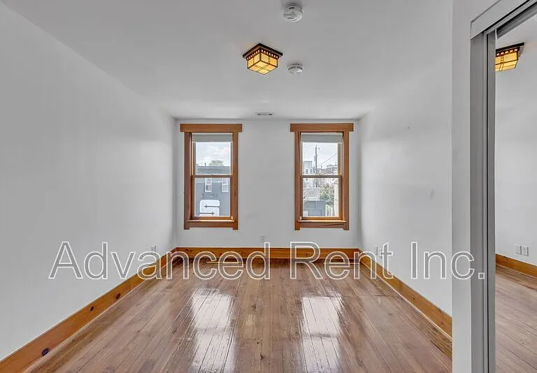 2802 E Fairmount Ave — Photo 24