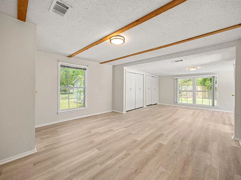 109 S Cedar St — Photo 3