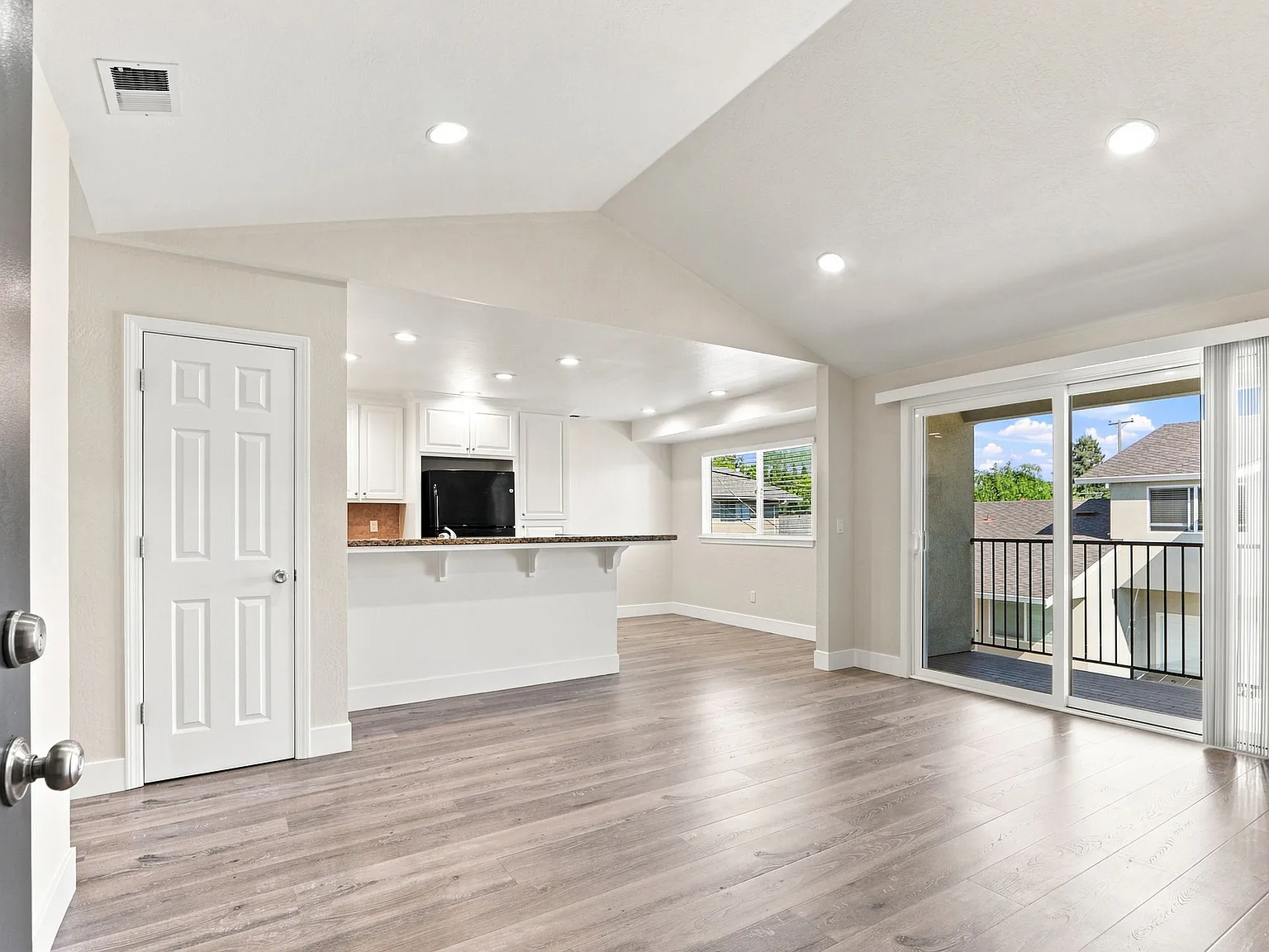 2 bed, 995 sqft, $3,250 — Photo 2