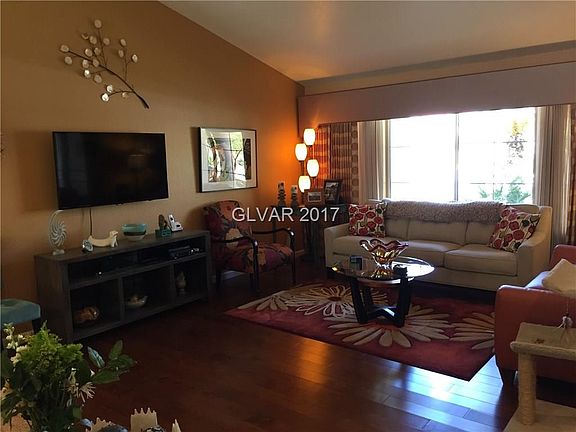 SPACIOUS "OPEN & AIRY" LIVING RM W/VAULTED CEILINGS & HARDWOOO FLOORS (TV INCLUDED!!!)
