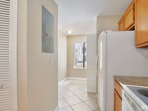 4th image of 9509 Darien Ave #9509