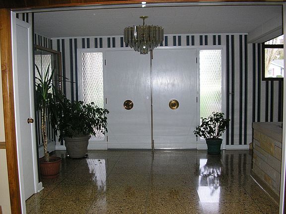 3rd image of 164 Orchard Hill Dr
