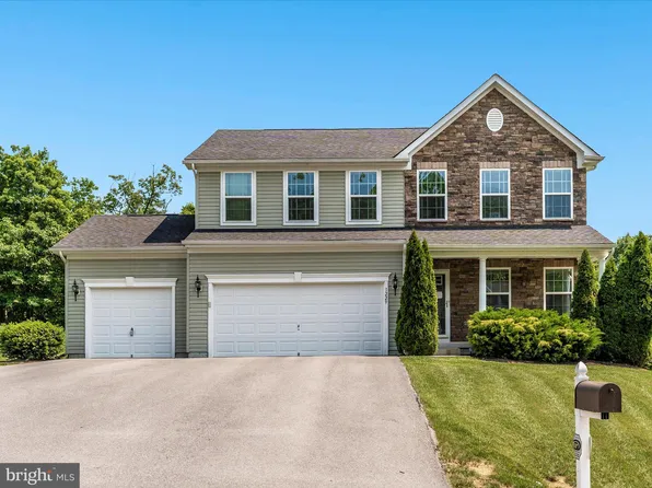 1229 Riparian Dr, Falling Waters, WV 25419