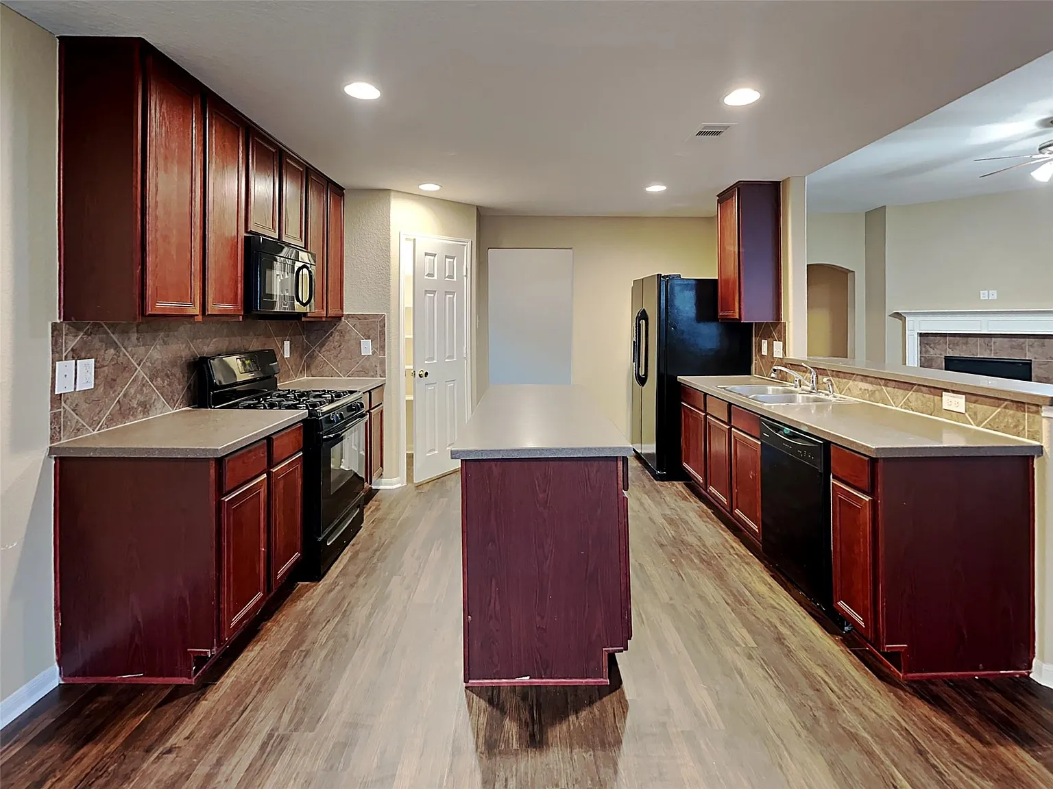 3 bed, 2.0 bath, 2293 sqft, $2,295 — Photo 2