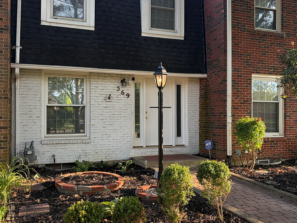 569 Simbury St