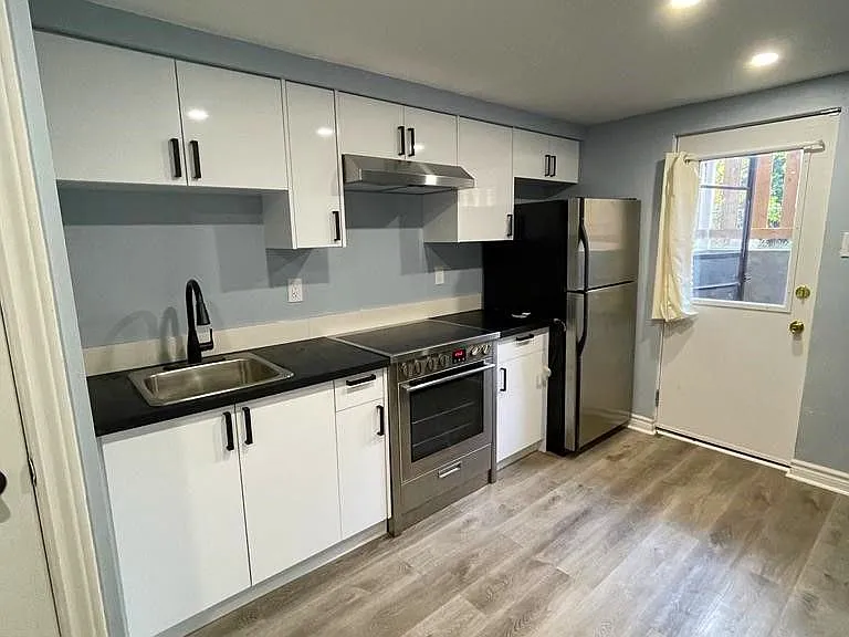 46 Caprice Cres — Photo 4