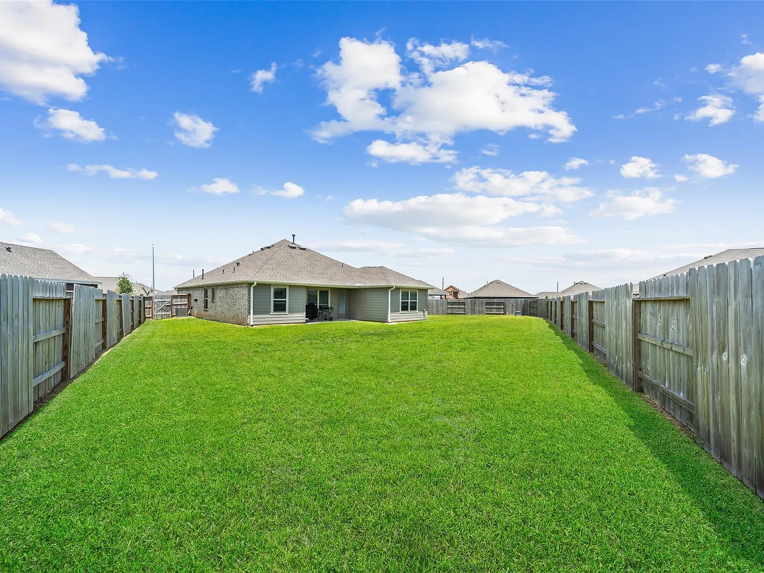 3 bed, 2.0 bath, 1974 sqft, $2,300 — Photo 3