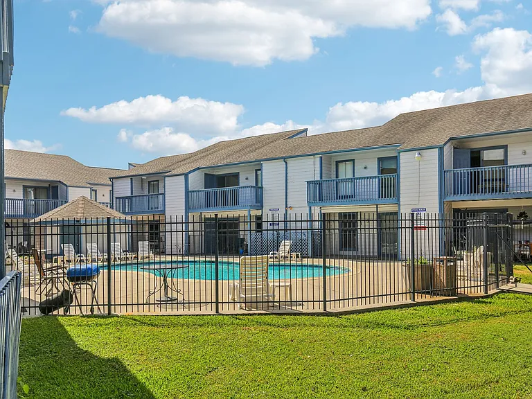 ROOKWOOD GOLF APARTMENTS — Photo 10