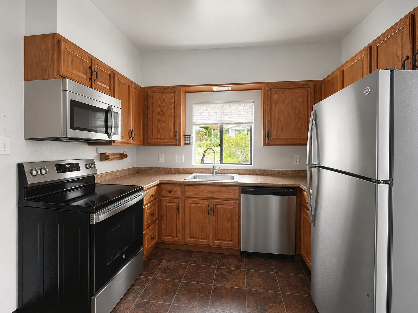 3 bed, 1.5 bath, 1220 sqft, $3,600 — Photo 2