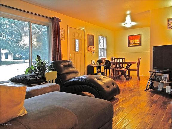 3069 Mount Olivet Road 02 Living Room