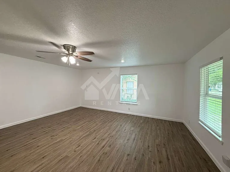 242 Glamis Ave — Photo 8