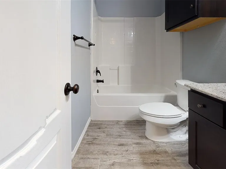 301 Sw Pkwy #304 — Photo 6