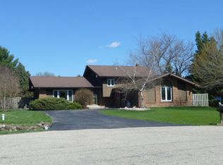 W6080 Thornapple Ln, Fort Atkinson, WI 53538