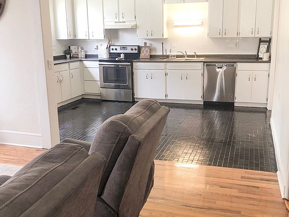 Open floor plan to kitchen 