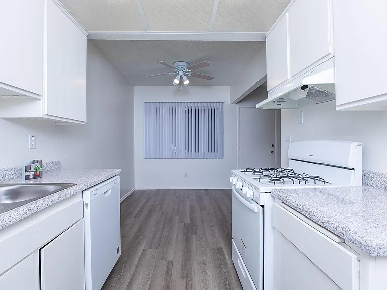 Belinda Apartment Homes — Photo 32