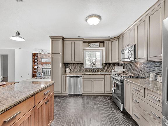 2nd image of 292 Echo Cir