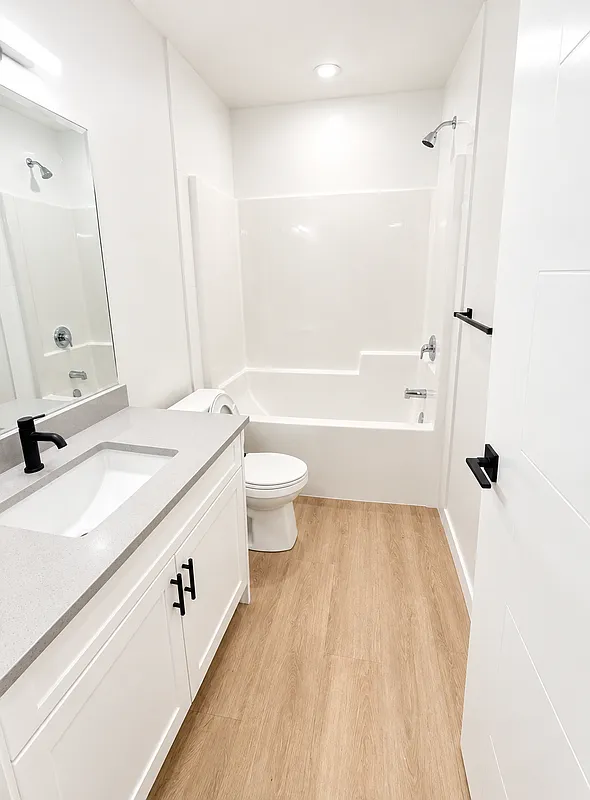 2 bed, 1.0 bath, $1,300 — Photo 4