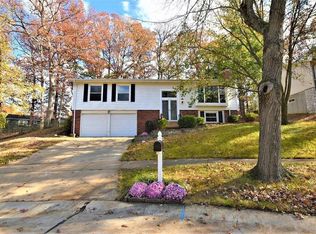 950 Century Oaks Dr, Ballwin, MO 63021