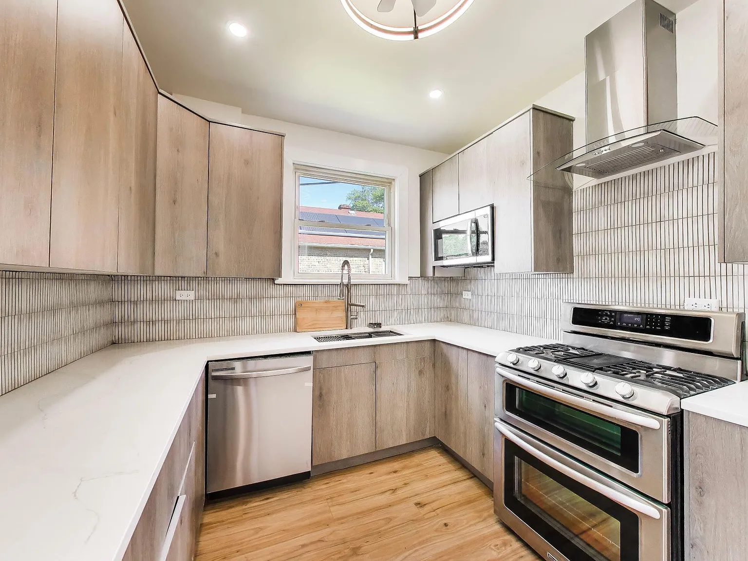 4 bed, 1050 sqft, $2,600 — Photo 3