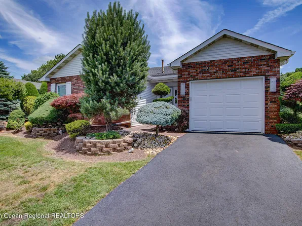 10 Lesley Drive, Marlboro, NJ 07746