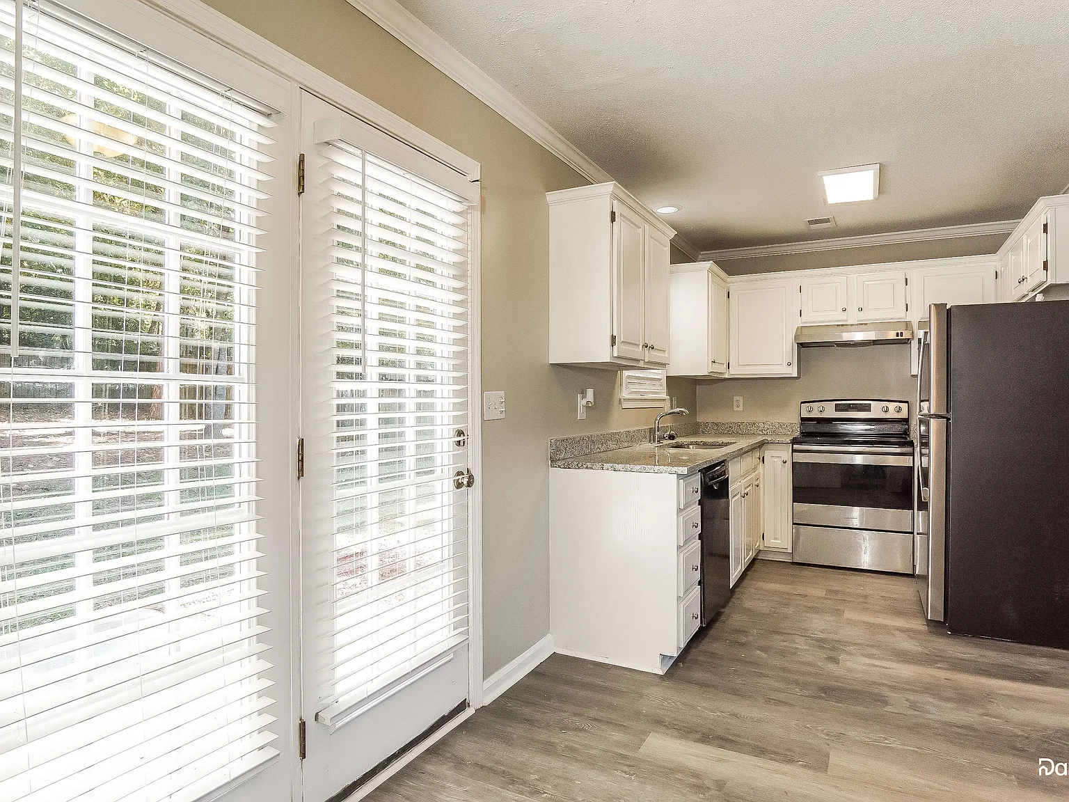 3 bed, 2.0 bath, 1435 sqft, $2,045 — Photo 3