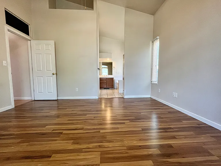 7481 Celeste Dr — Photo 10