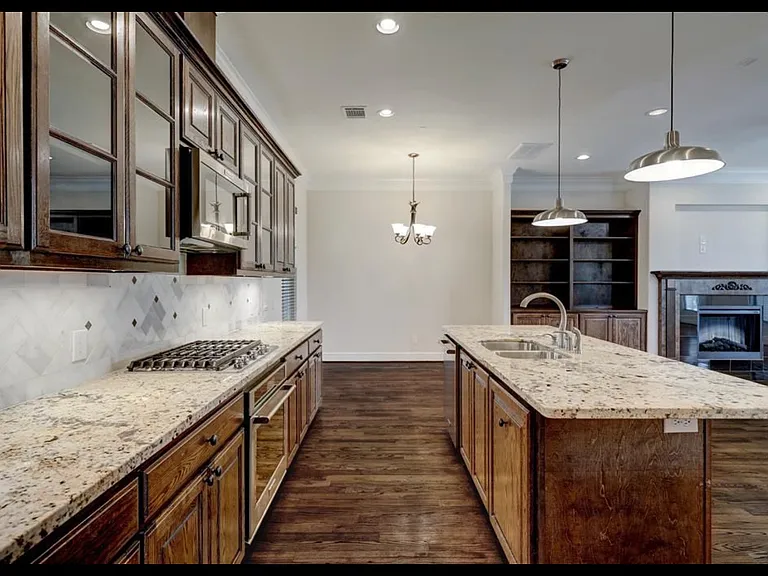 2401 Radcliffe St — Photo 5