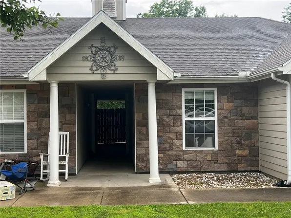2210 E Sycamore St, Tonganoxie, KS 66086