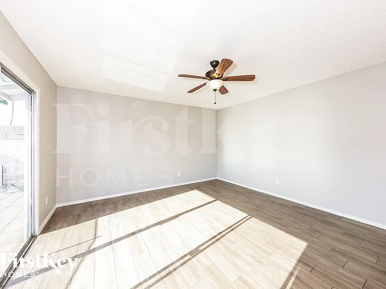 13807 N 52nd Ave — Photo 4