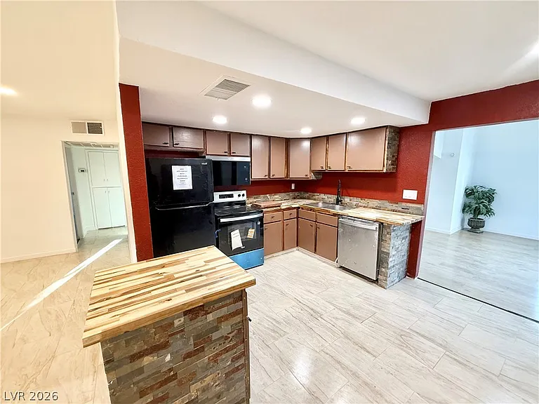 510 E Simkins Rd — Photo 8