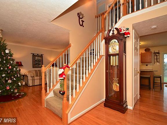 3rd image of 204 Woodbine Ct