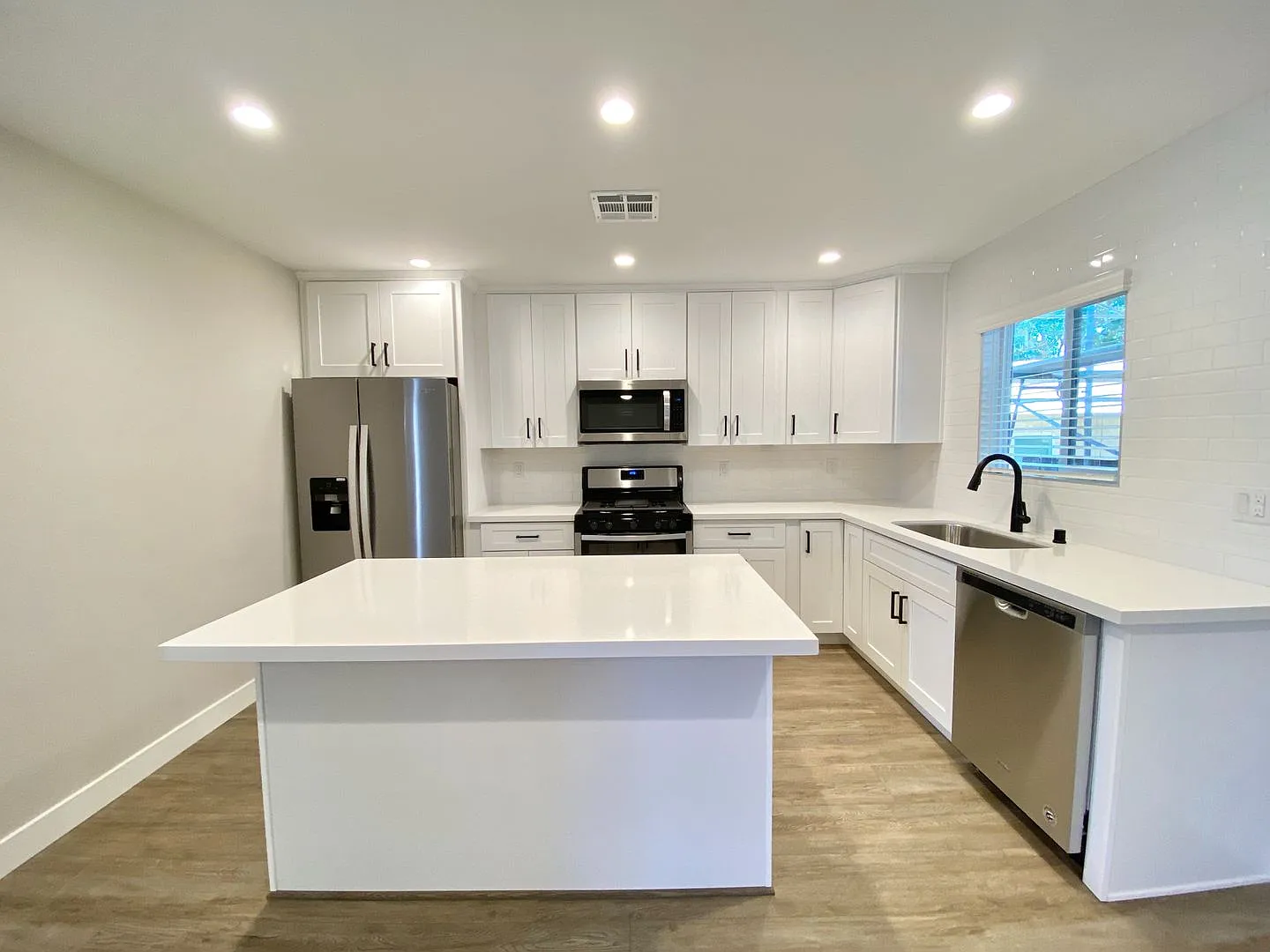 Sleek, modern and beautiful! 4 Bedrooms, 2 Bathrooms — Photo 1