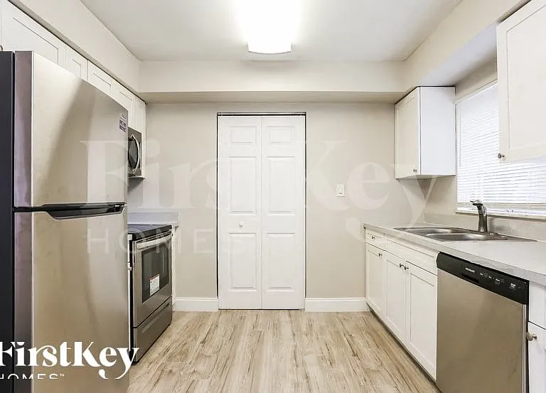 2740 SW 7th St — Photo 7