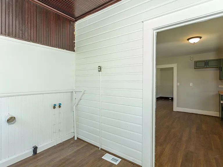 2715 Avenue H — Photo 2